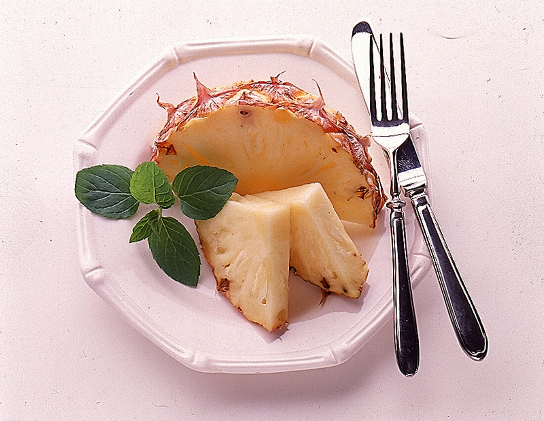 Ananasstücke, auf einem Teller angerichtet