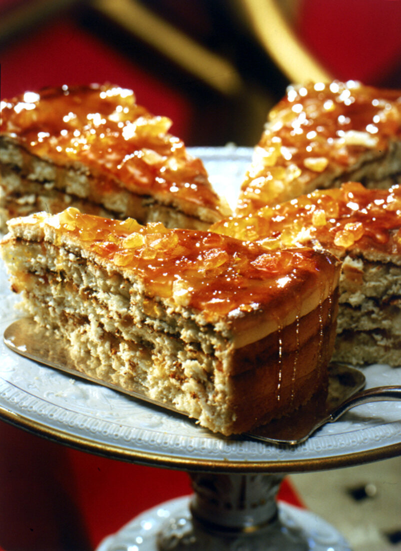 Kokos-Schicht-Kuchen mit Papayaglasur