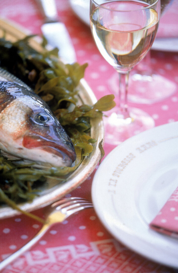 Roher Fisch auf einem gedeckten Tisch - close up
