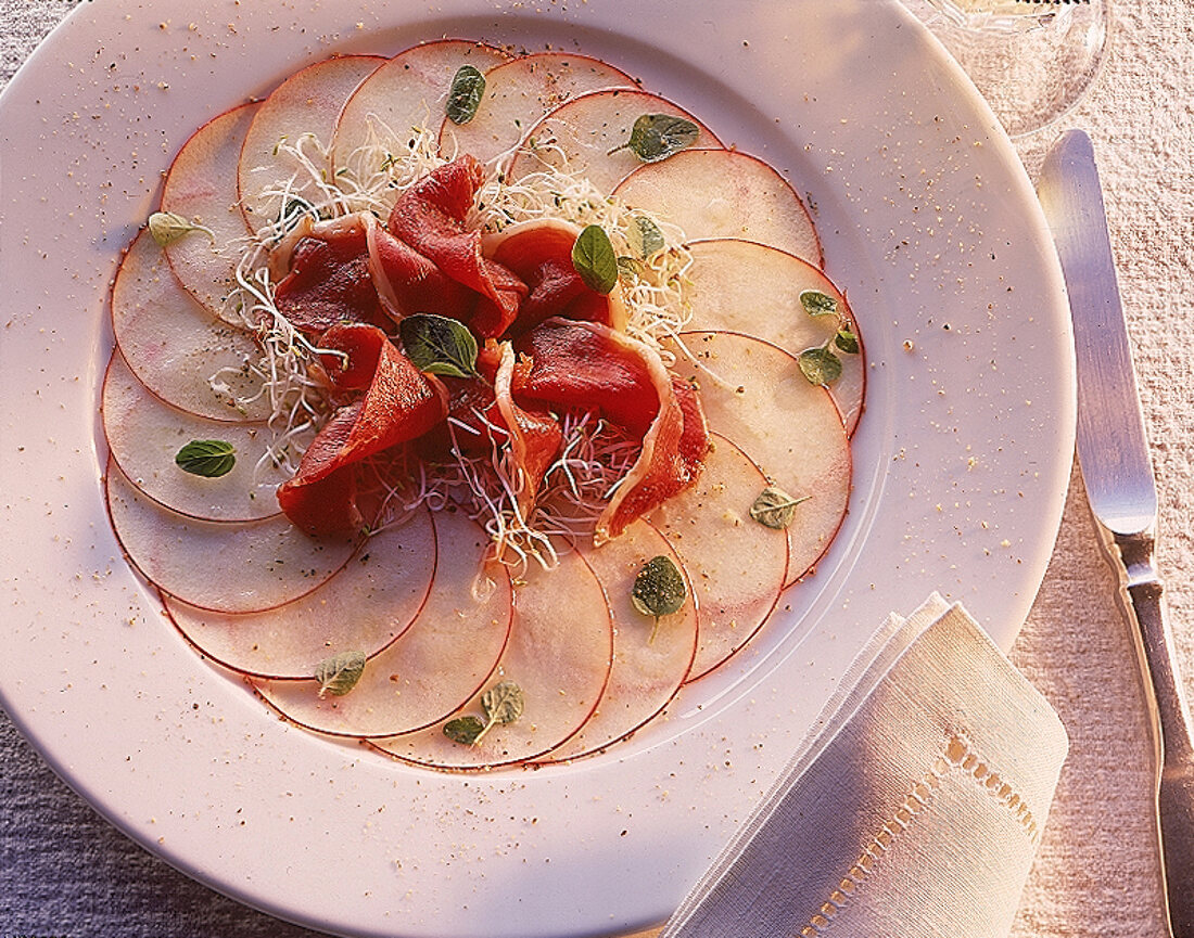 Apfel-Carpaccio mit Gänsebrust und Sprossen