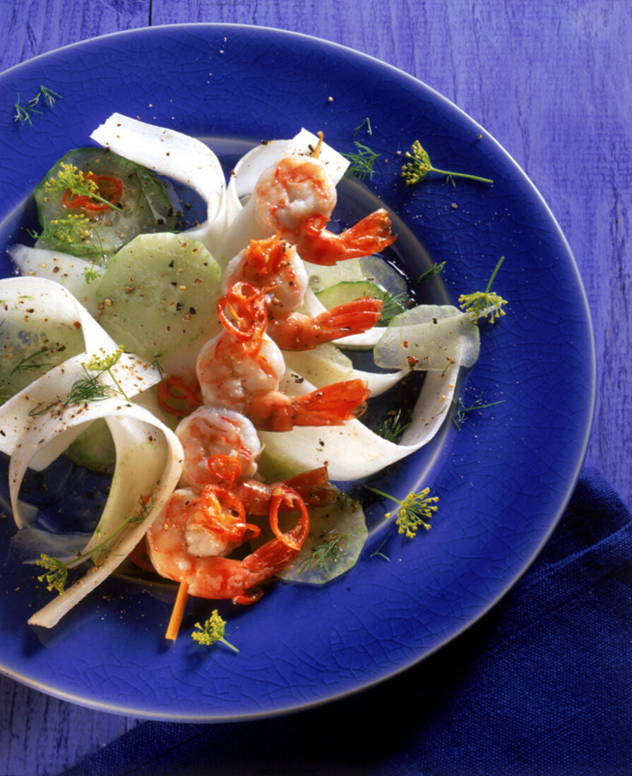 Chili-Garnelen-Spiesse mit GurkenRettich-Salat,  auf blauem Teller