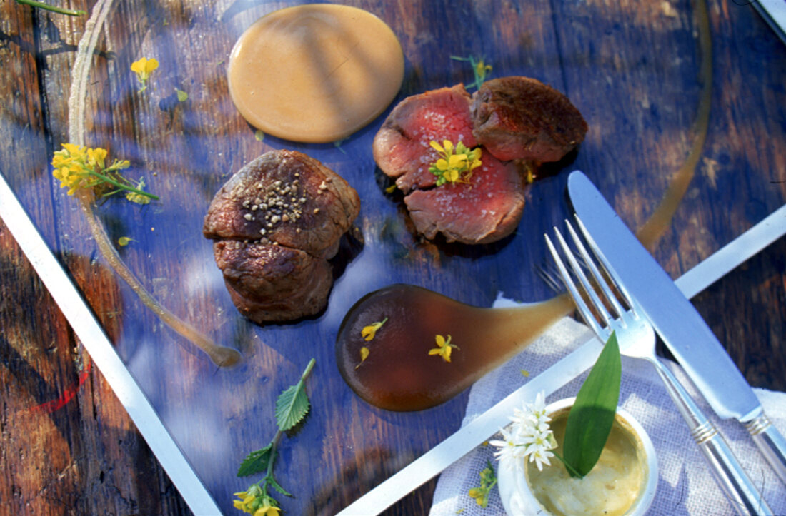 Kalbssteaks mit Baerlauch-Kartoffelgratin. Honorarpflicht fuer ALLE !