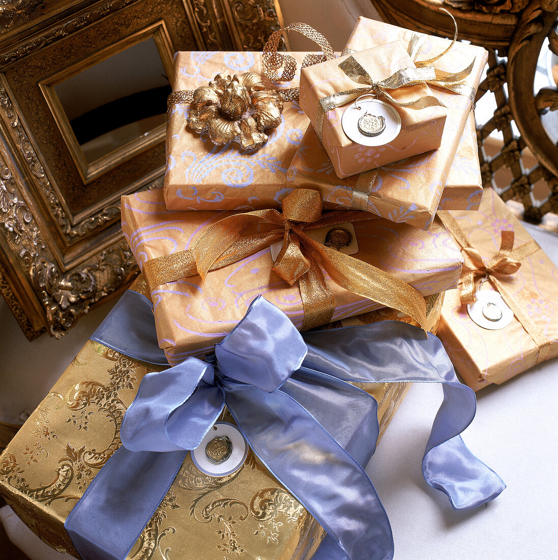 Sechs Geschenke in Goldpapier, mit Pastellfarbe bemalt