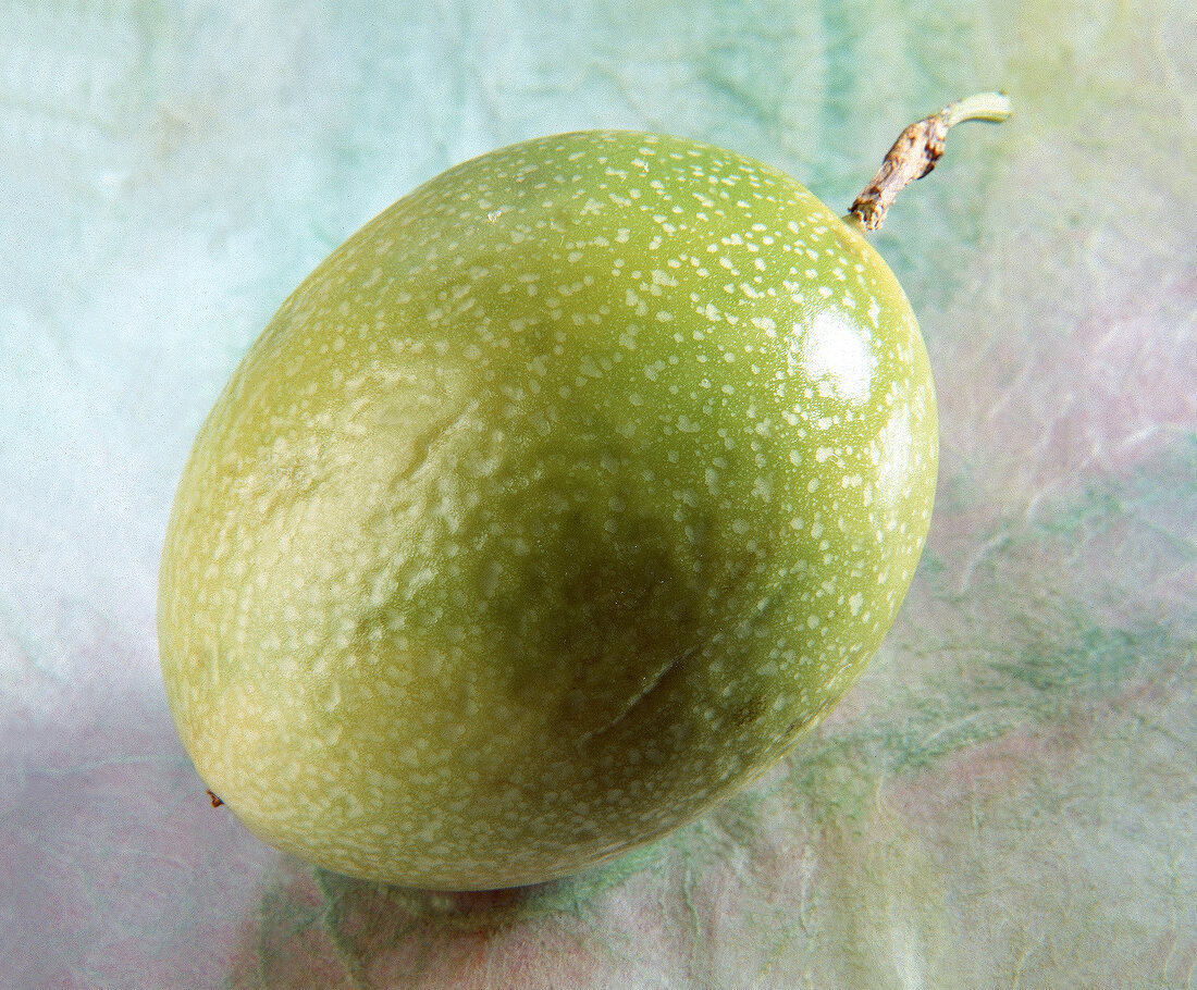 Drei verschiedene ganze Passionsfrüchte (Maracuja)