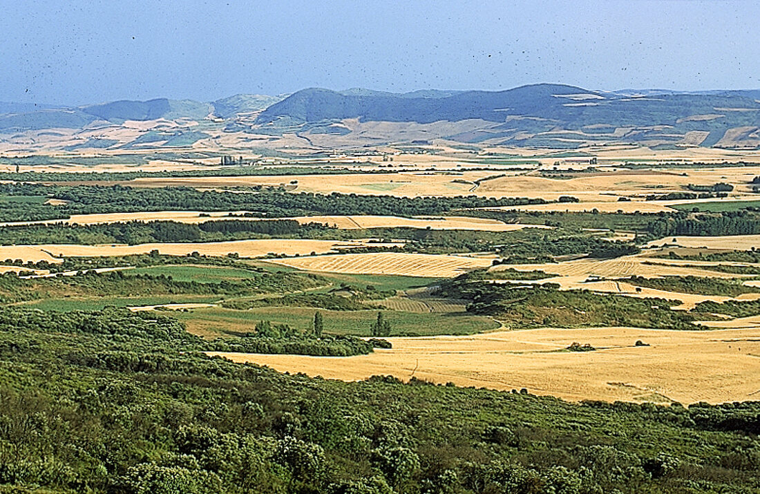 Spanien: Blick vom Monte Perdón auf Huegelketten Navarras.