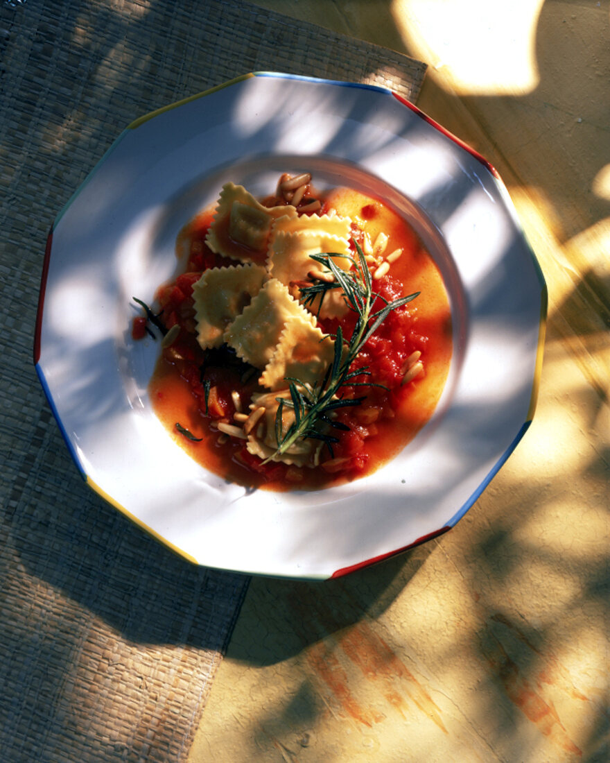 Ravioli mit Tomaten, Rosmarin und Pinienkernen
