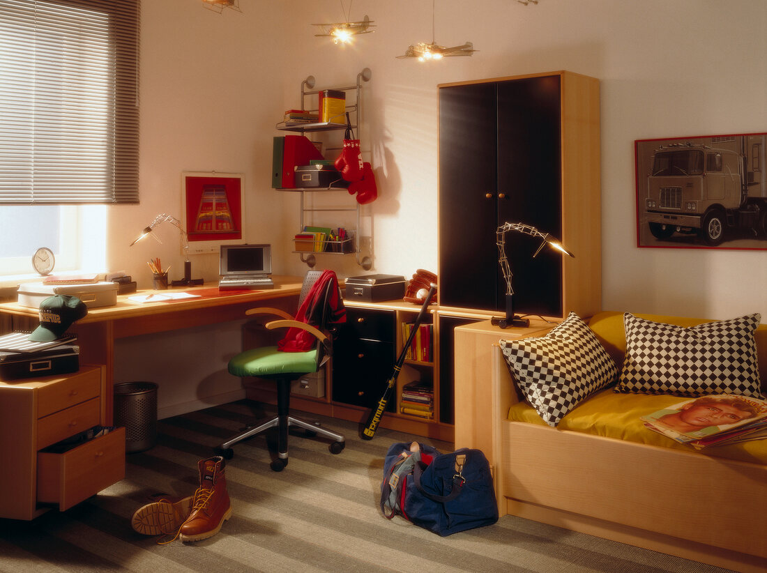 Jugendzimmer: Schlaf- und Sitzecke, Schrank und Schreibtisch