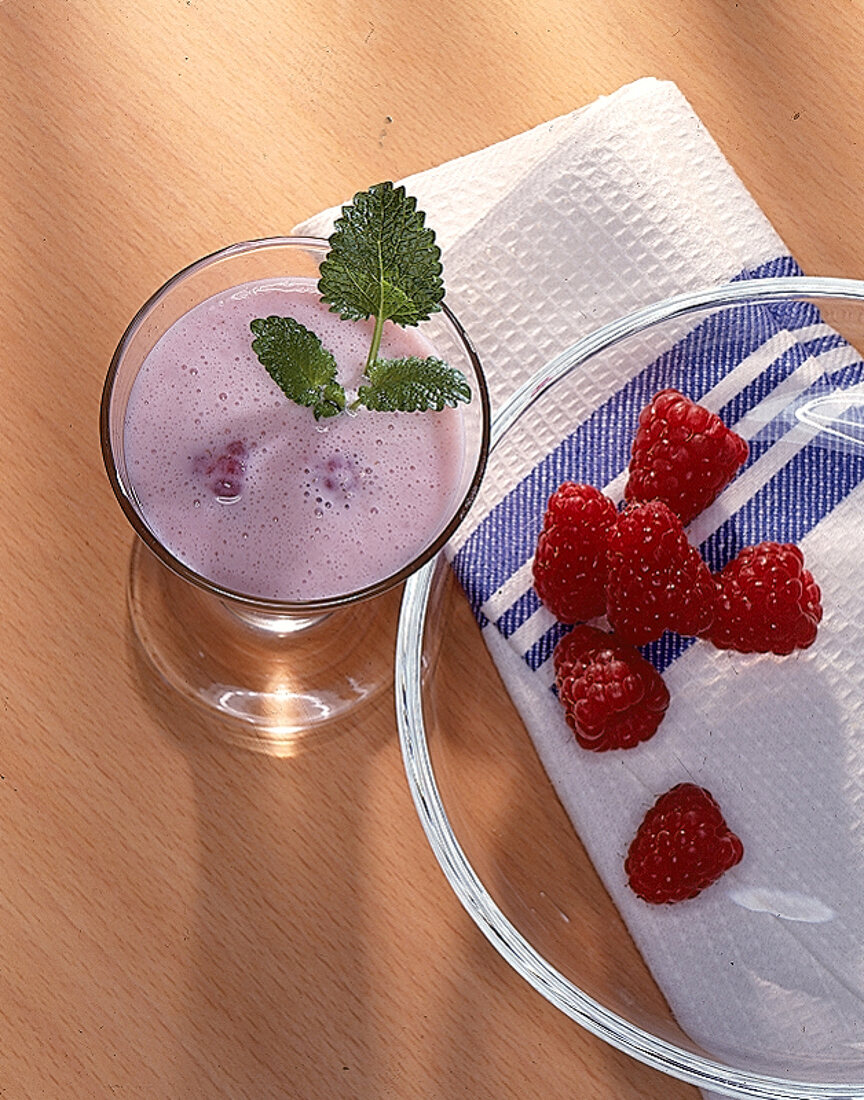 Trennkost (E): Himbeer-Shake mit Kefir und Zitronnenmelisse.