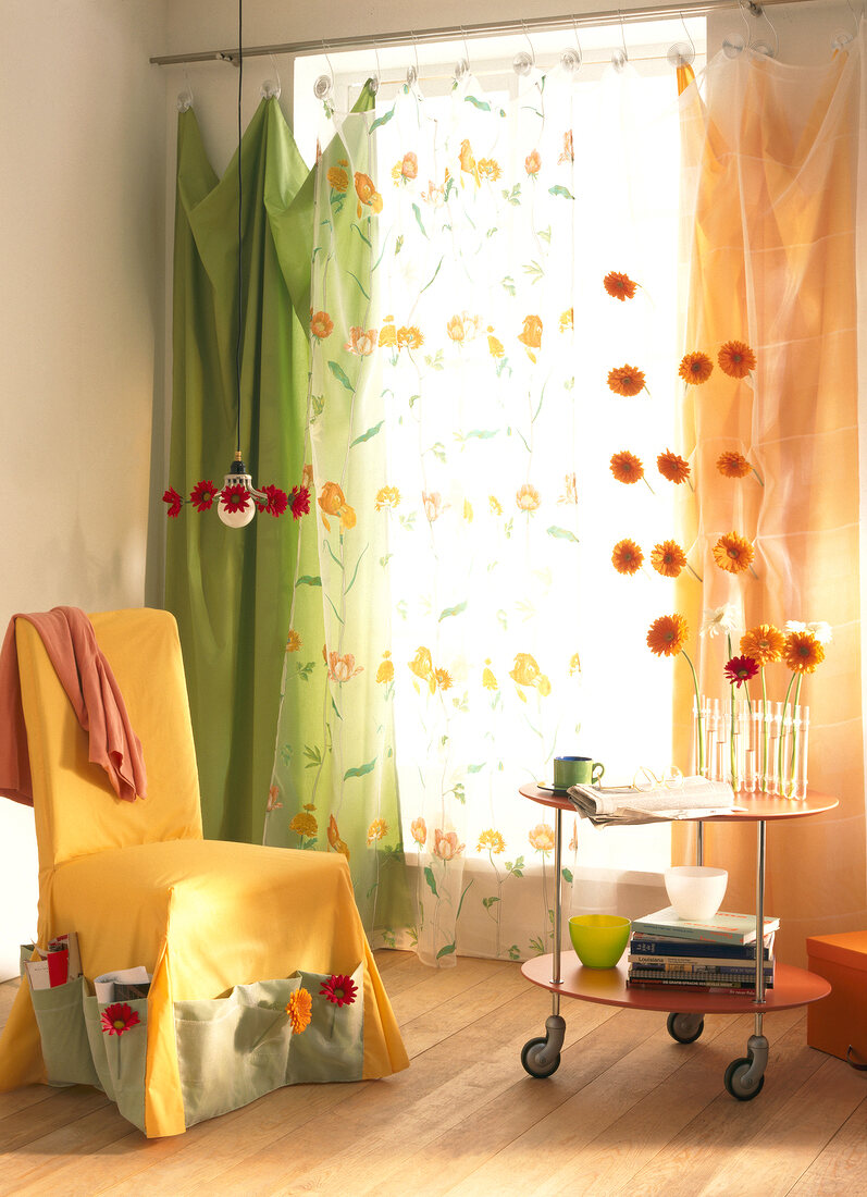 Vorhänge in Blumen-design, gelber Sesselüberwurf mit Doppeltaschen