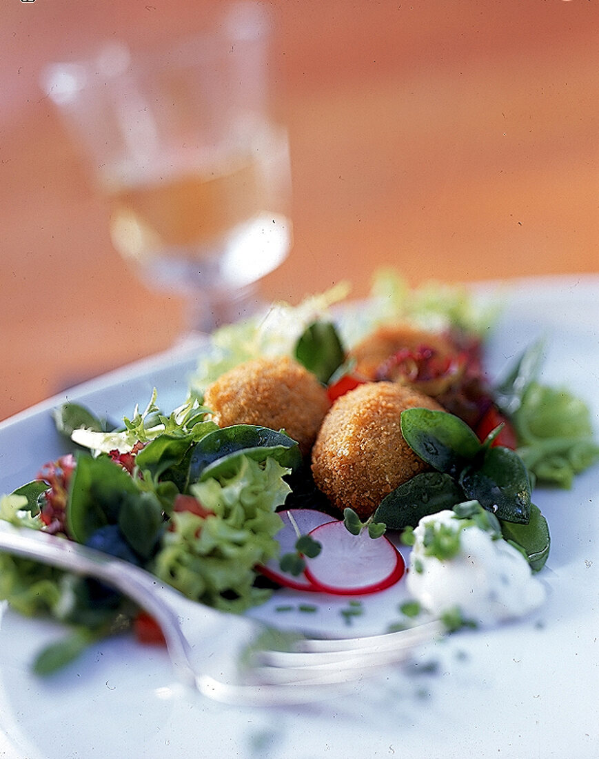 Maronenkroketten auf Blattsalaten 