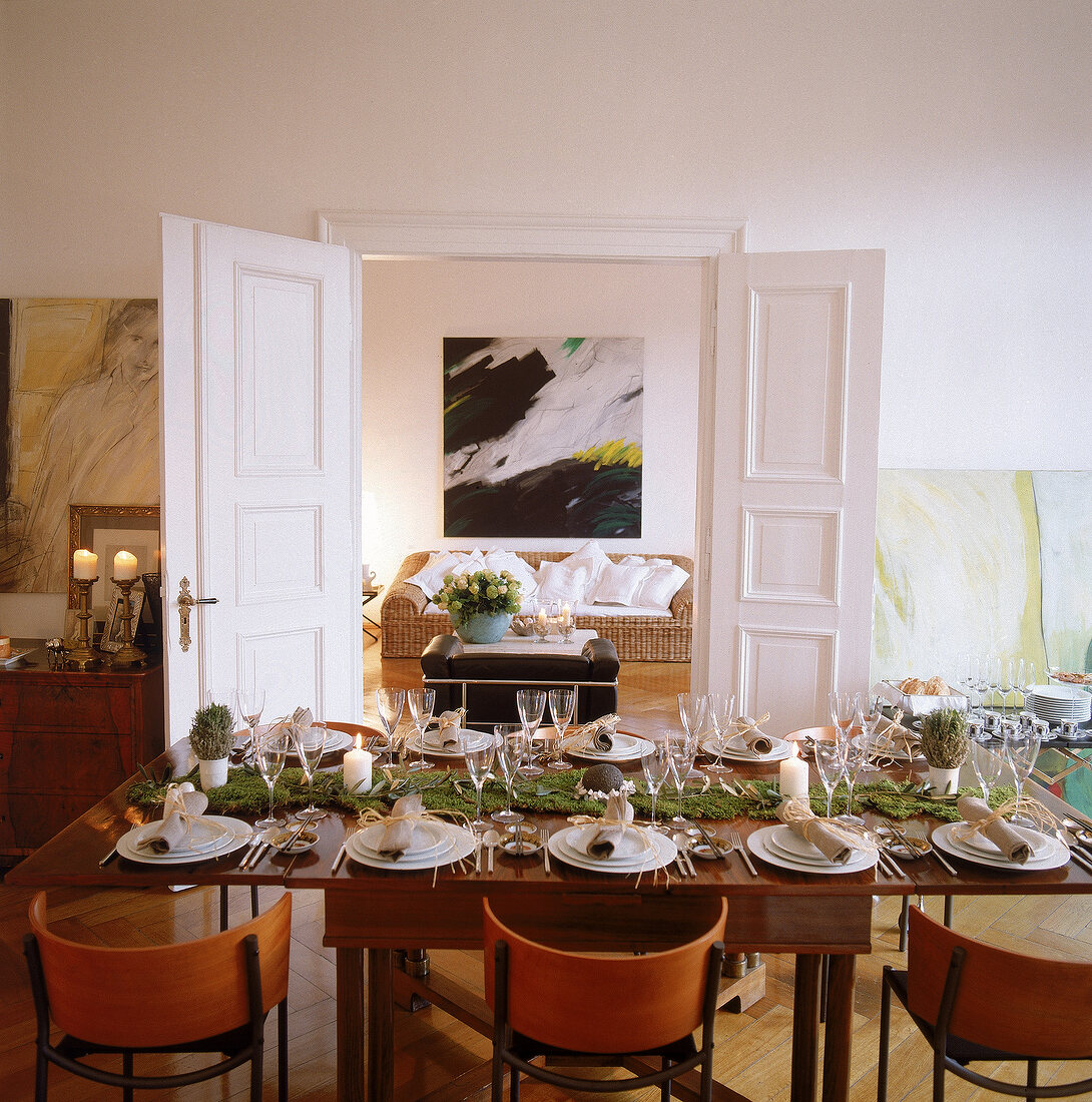 Nussbaumtisch mit Moos, Kieseln, und Olivenzweigen dekoriert