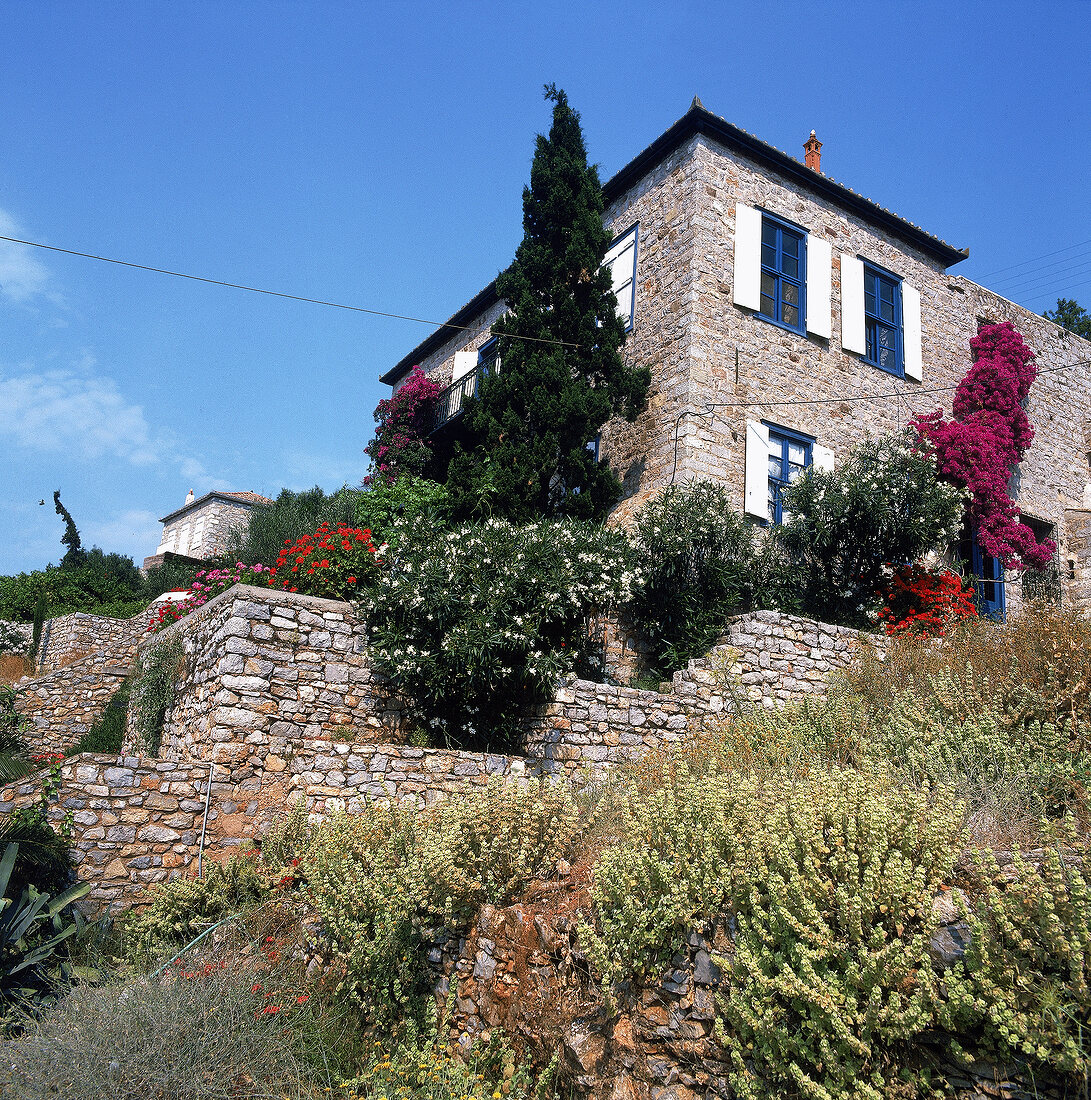 Stein-Villa auf einem Hügel (auf griech. Insel Hydra)