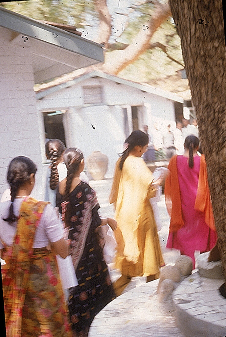 Indische Textilhandwerkerinnen gehen im Hof