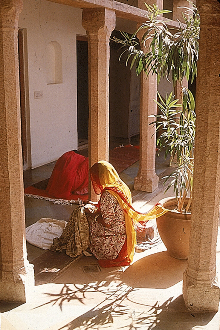 Näherinnen im Innenhof 