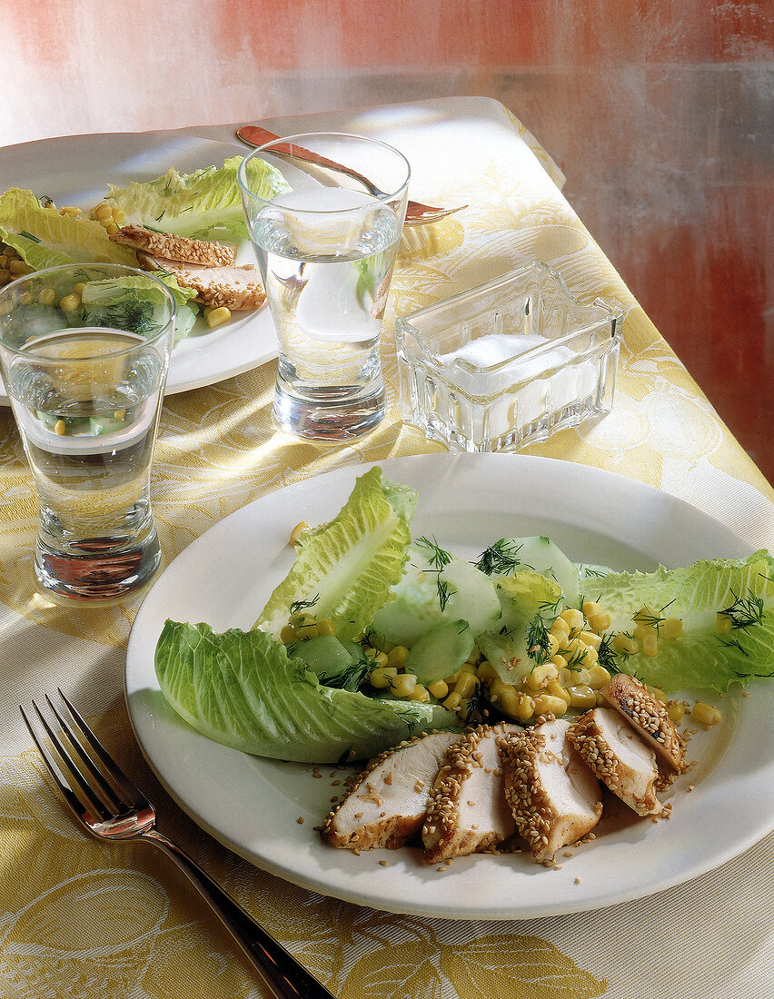 Hähnchenbrust mit Gurken-Mais-Salat 