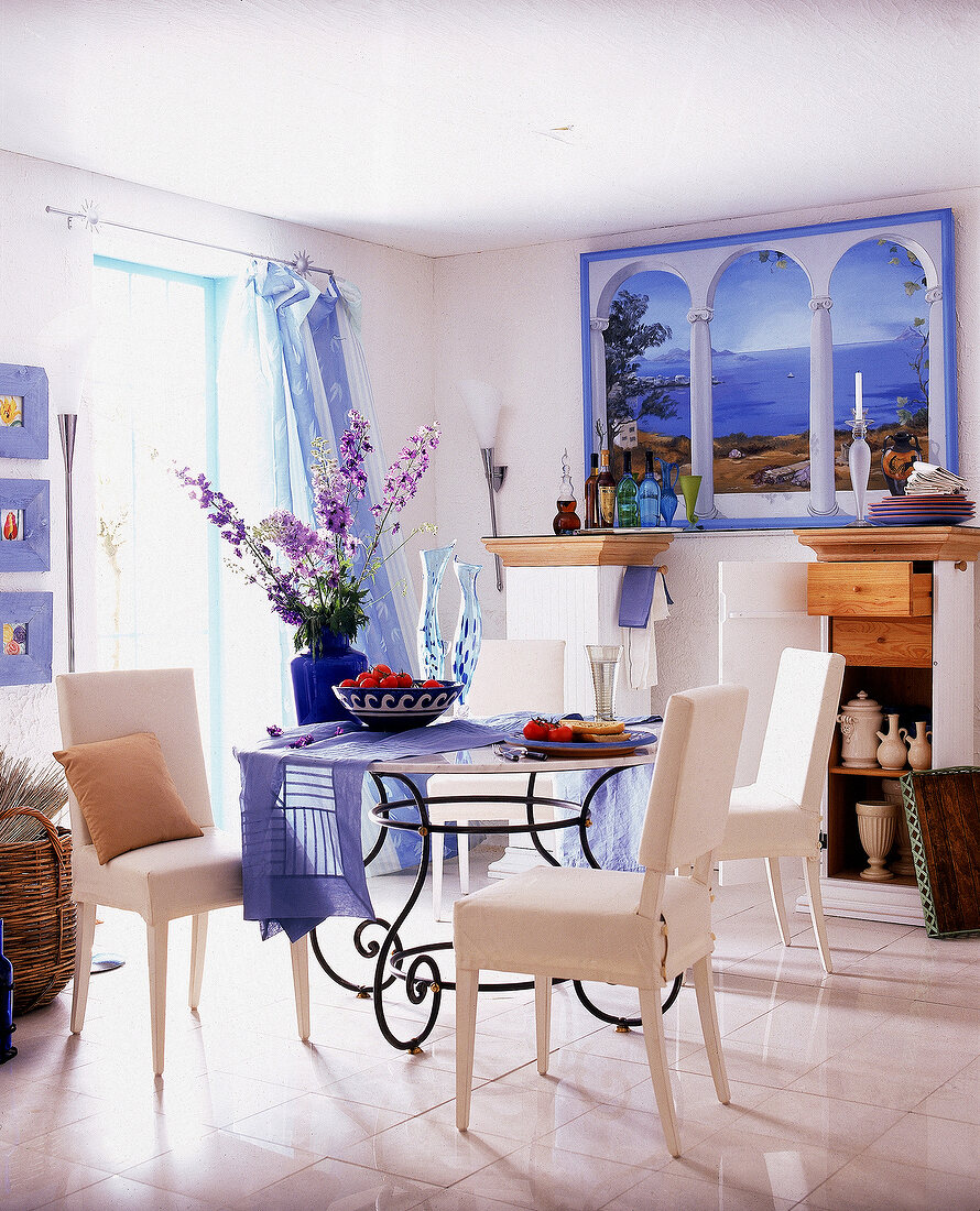 Eßzimmer in Weiß und Blau in griechischem Stil