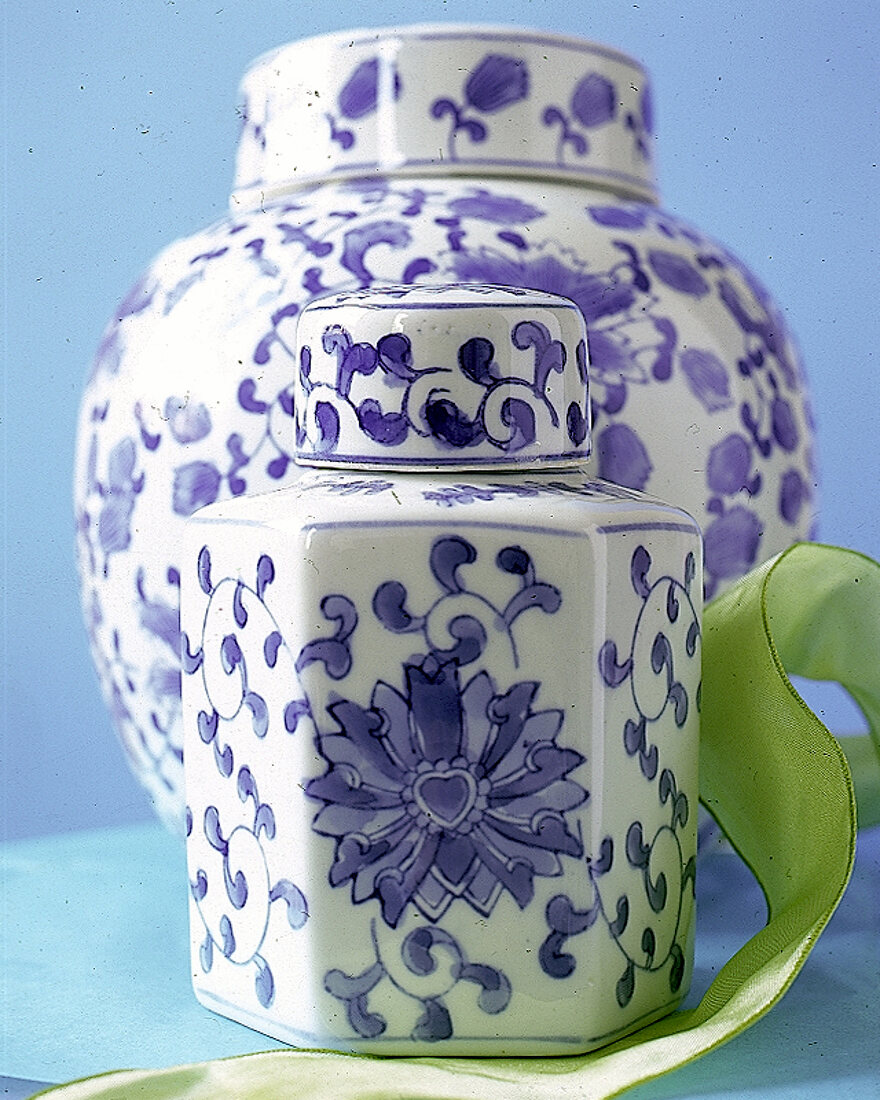 Teedosen aus weiß-blau dekoriertem Porzellan