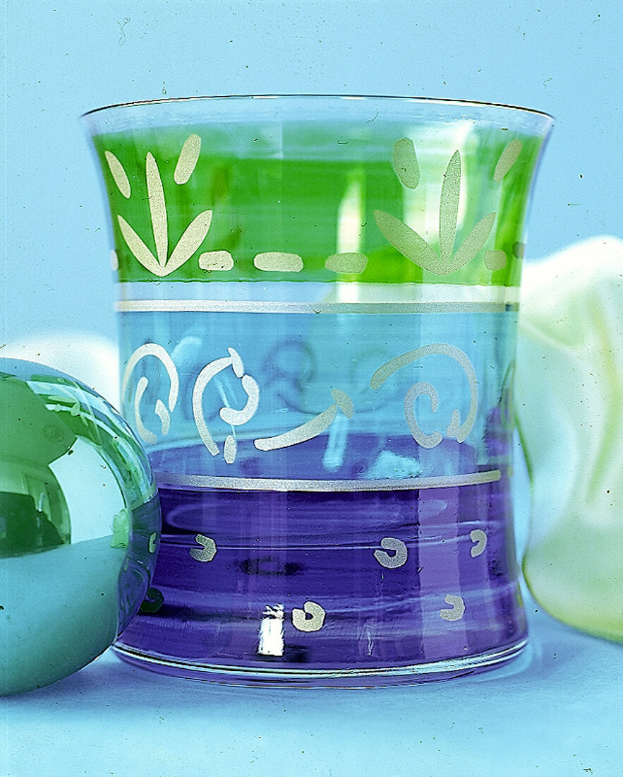 Grün-blau gefärbtes Wasserglas mit orientalischen Motiven