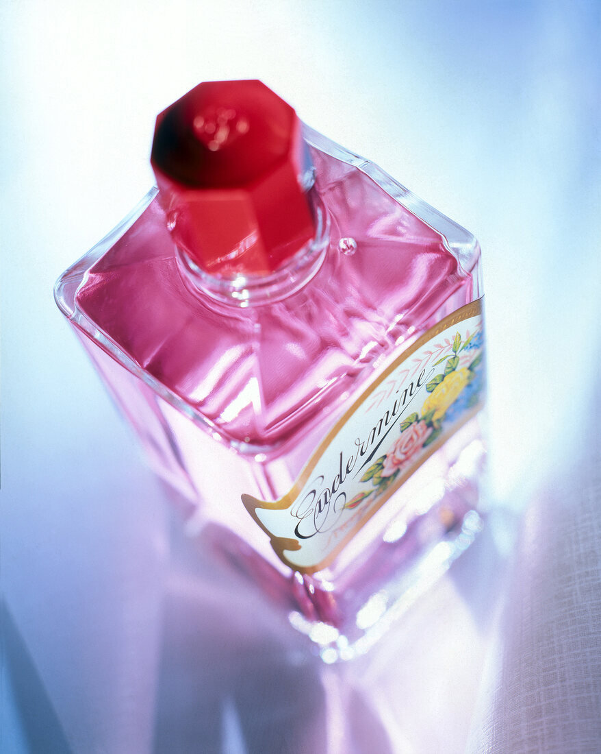 Flasche mit Rosen-Gesichtswasser "Eudermine" von Shiseido