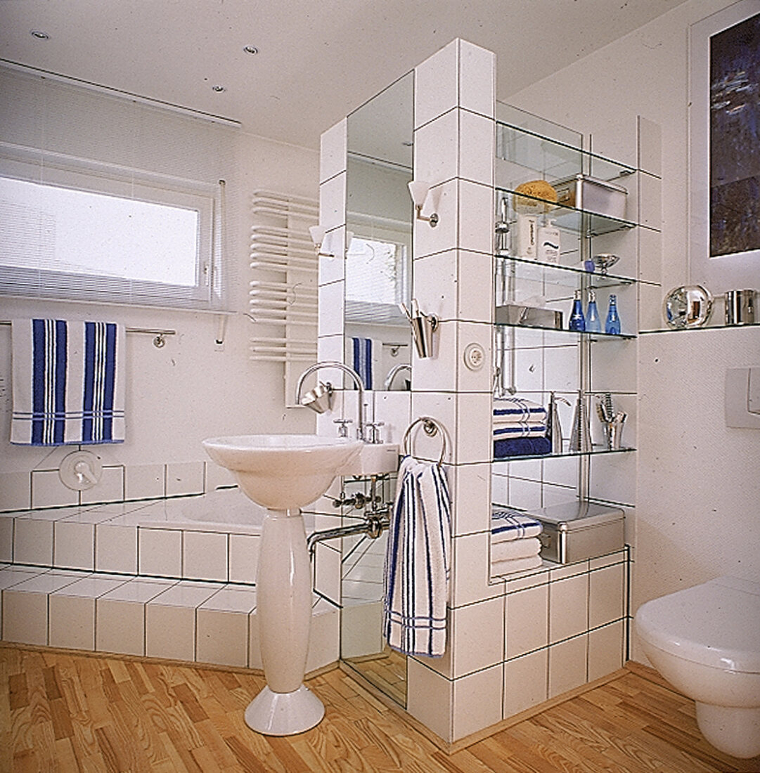 Bad mit Holzfußboden, hochgezogene Mauer m. Glasborden,Sockelwaschtisch