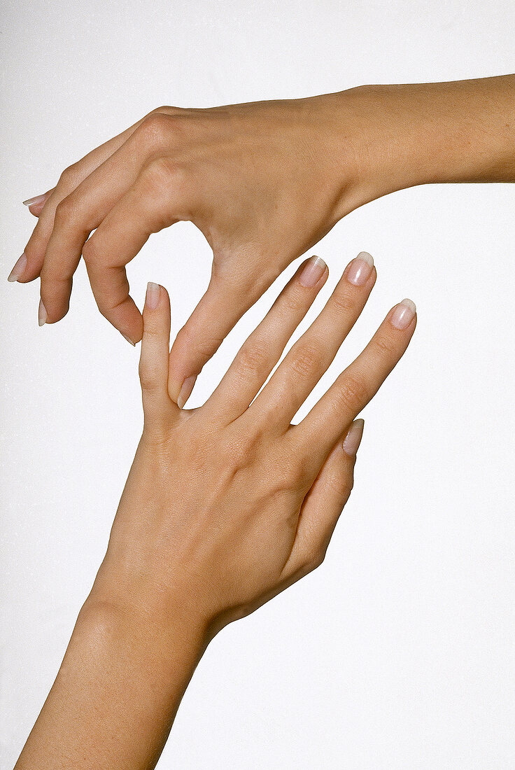 Yoga f. d. Hände: der kleine Finger wird massiert