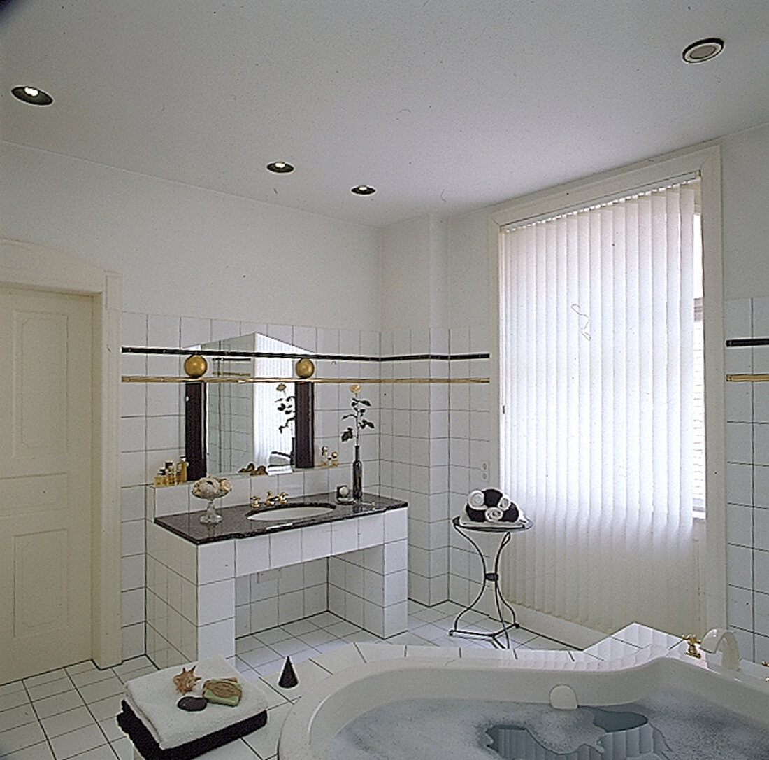 Badezimmer: weiß gefließt, Waschbecken aus schwarzem Granit