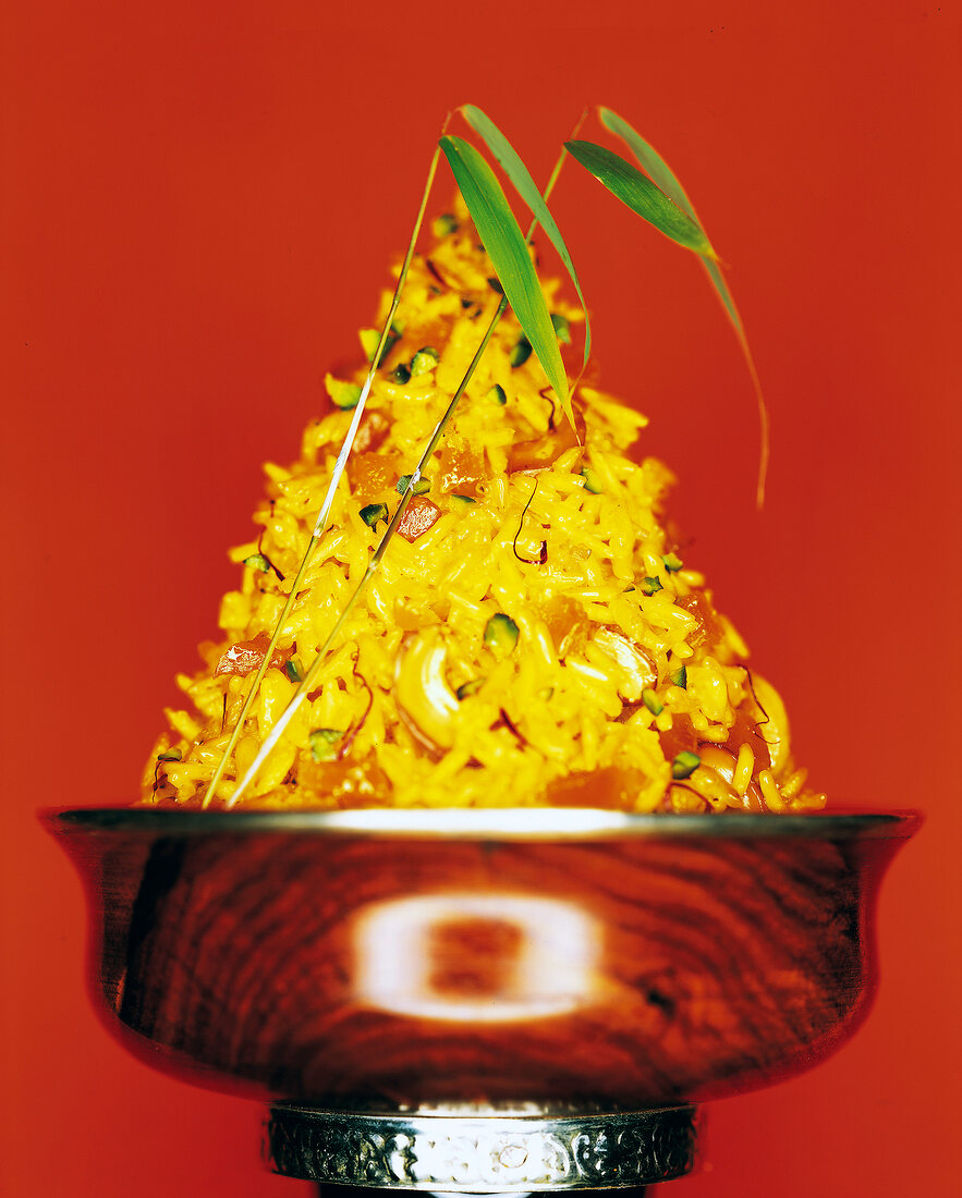 "Goldener" (Safran)Reiskegel in der Schale mit Gräsern dekoriert