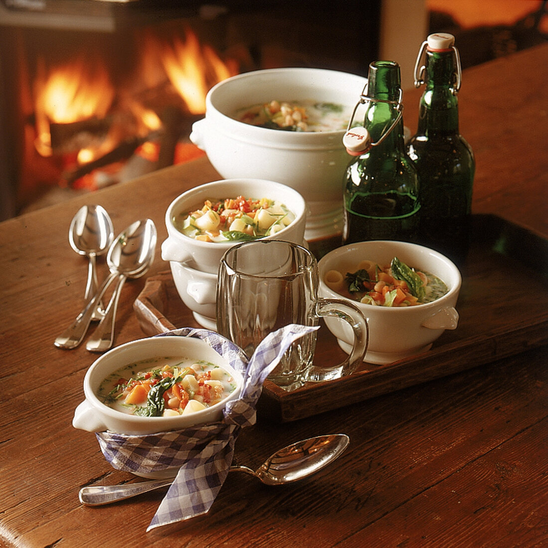 Terrine und Schüsseln mit Alphüttensuppe