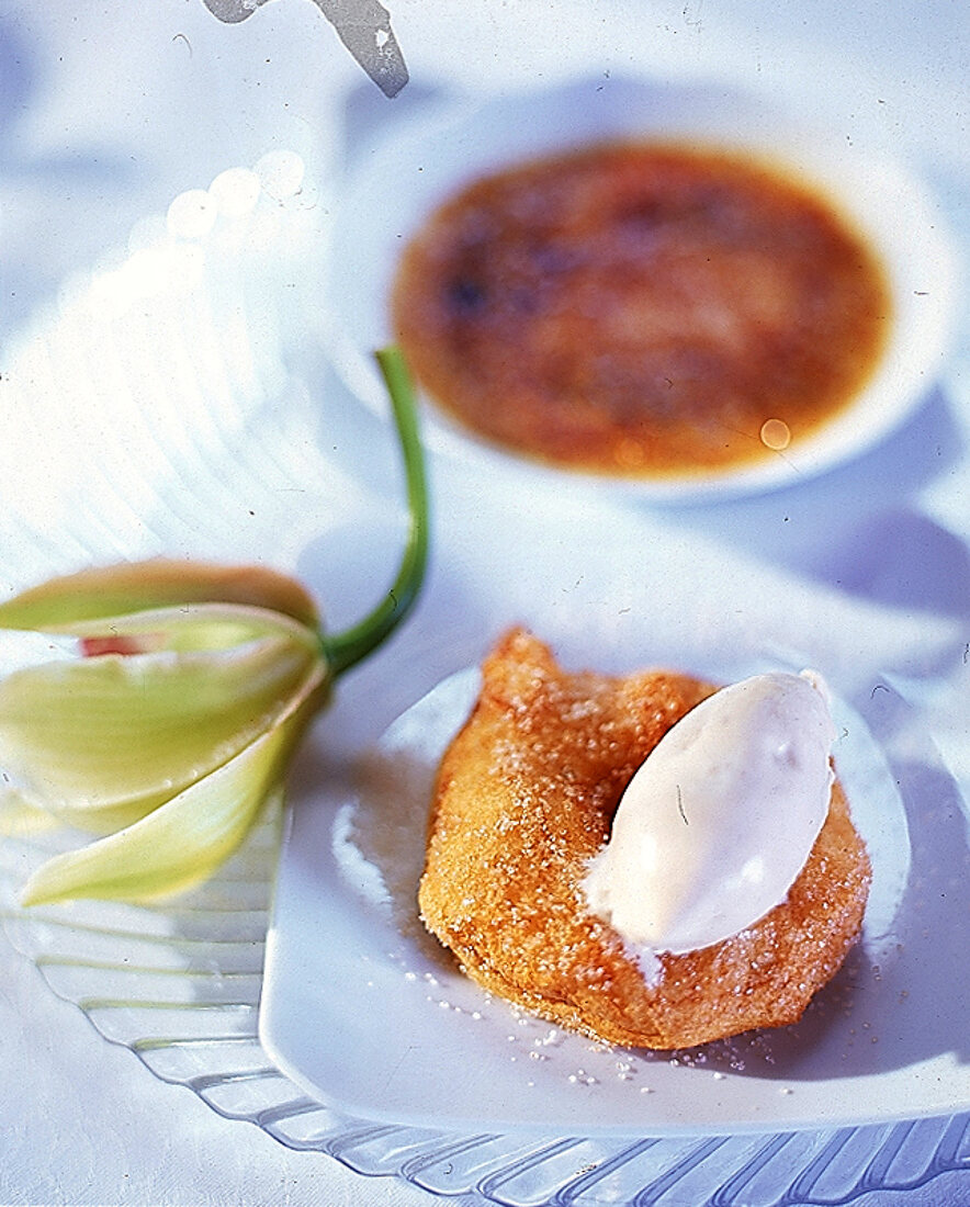 weiße Mokkacrème brulée mit Boskopbeignet und Zimteis