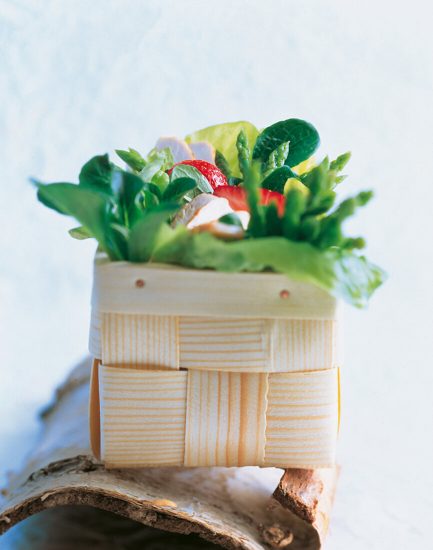 Grüner Spargel-Salat mit Erdbeeren in der "Holzschale"