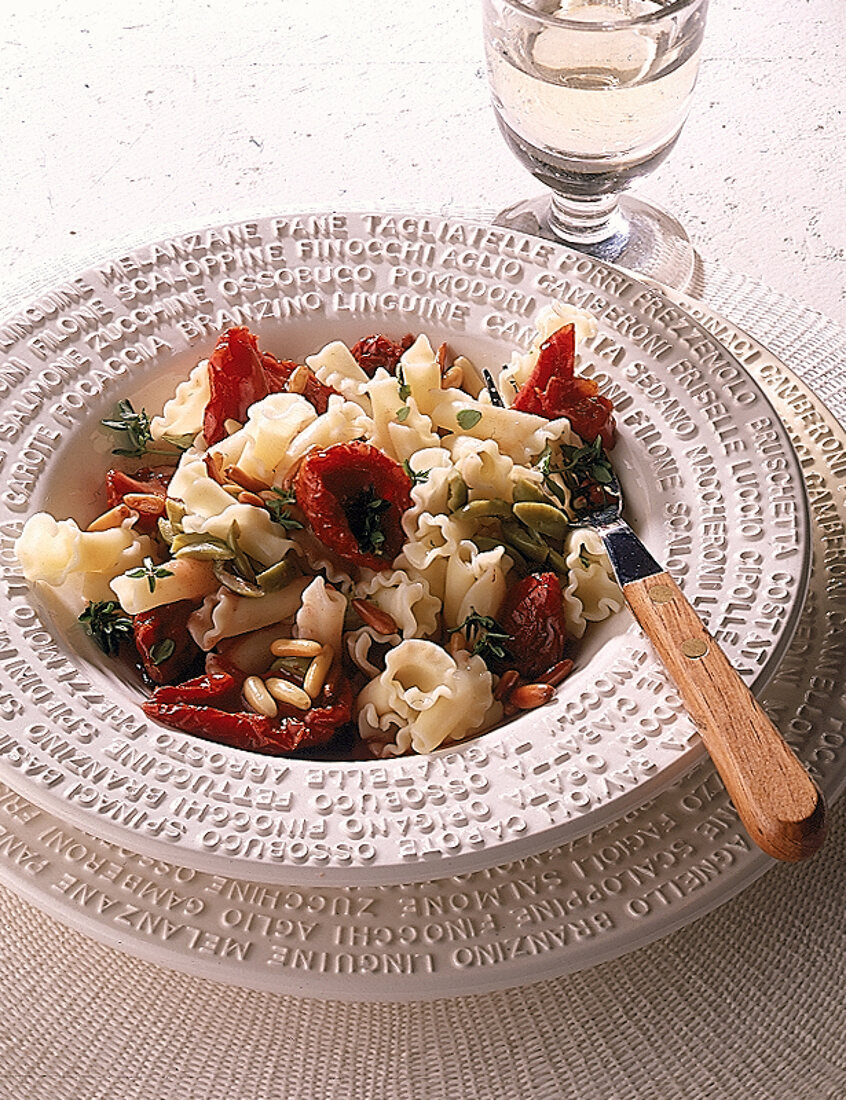 Pasta mit getrockneten Tomaten und Oliven