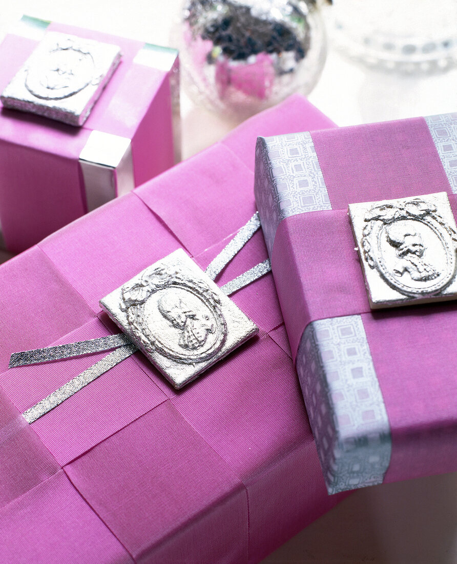 Geschenke in silbernem Papier und pinkfarbenem Geschenkband
