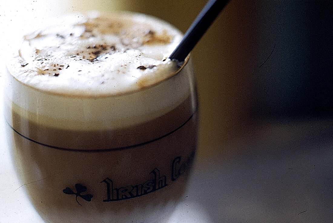 In einem Glas: Irish Coffee.Close up 