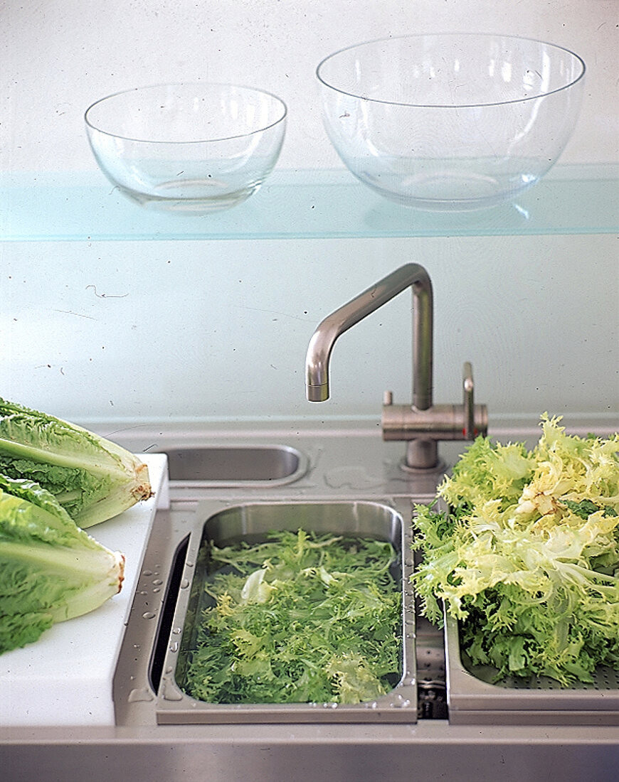 Salat wird in der Spüle gewaschen 