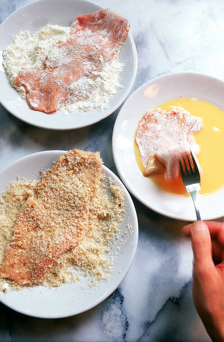 Wiener Schnitzel zubereiten (3): Schnitzel panieren