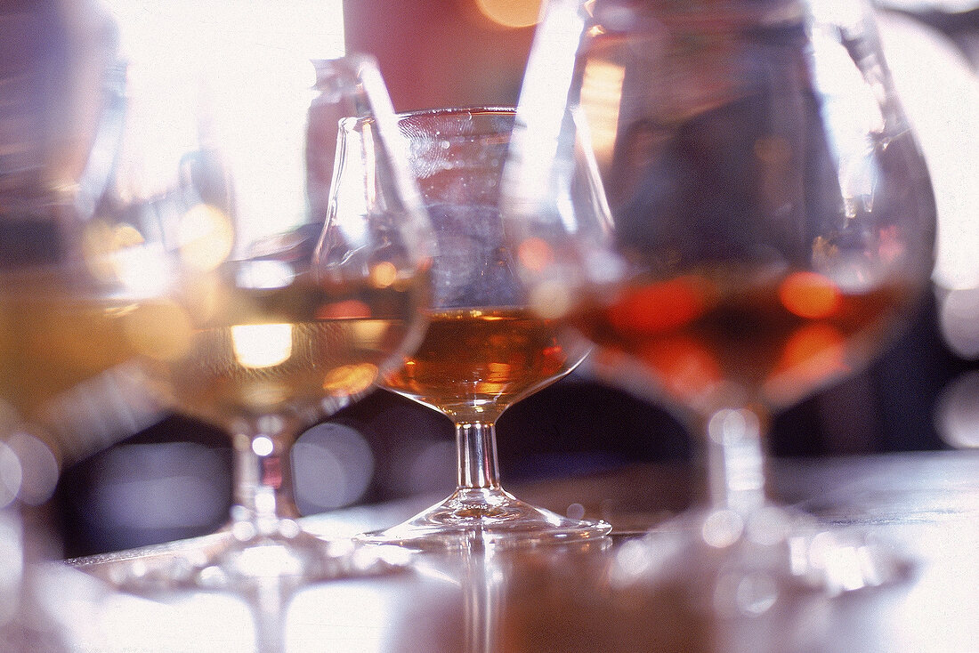 Gläser mit Whisky im Gegenlicht als Stillife
