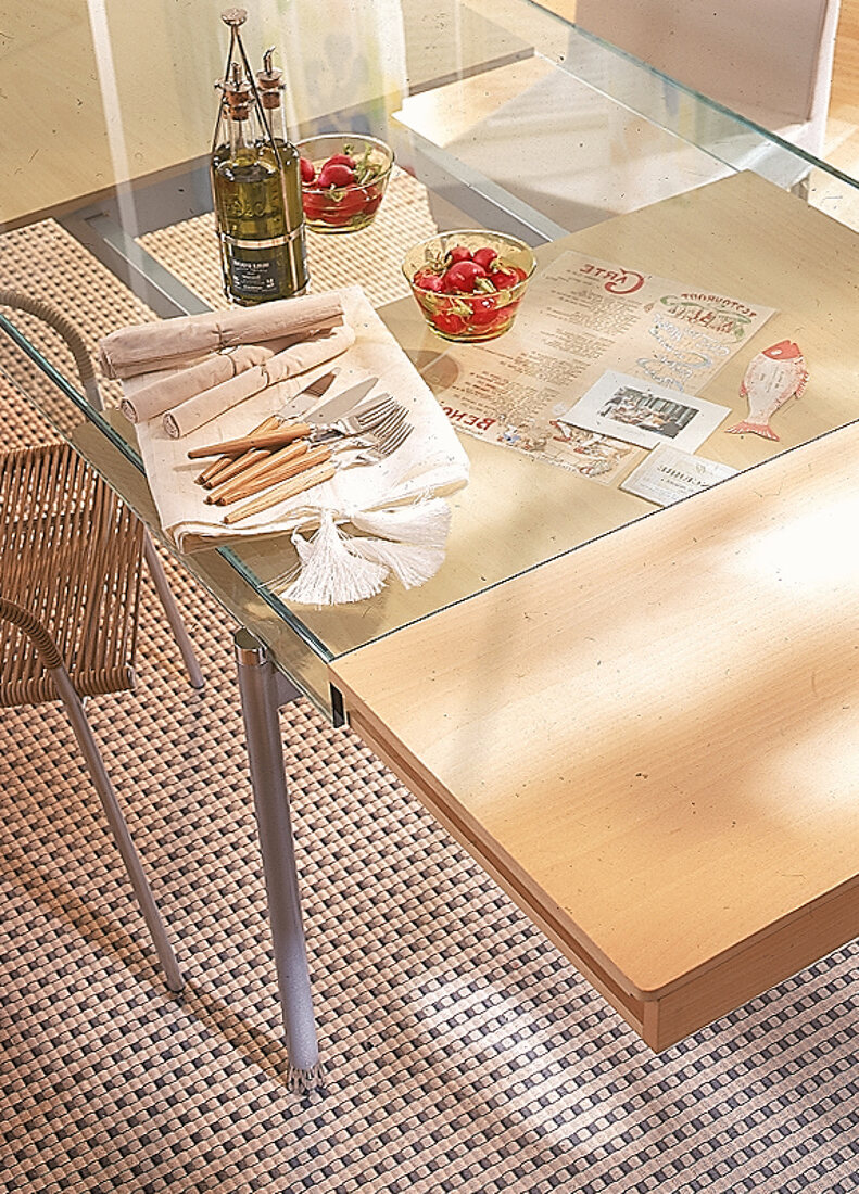 Glastisch mit Auszug aus Holz, Nahaufnahme der Tischplatte