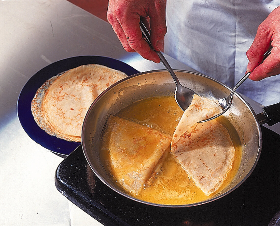 Crêpes Suzette: Crêpes in der Sosse wenden, Nr.7