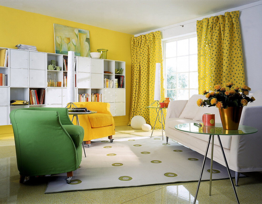 Wohnzimmer: Gelbe Vorhänge, weißes Sofa, Sessel in Gelb und Grün