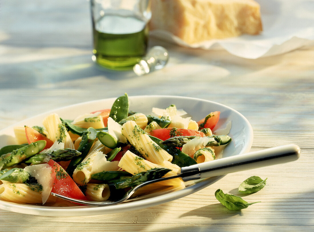 Tortiglioni-Salat mit Zuckererbsen 