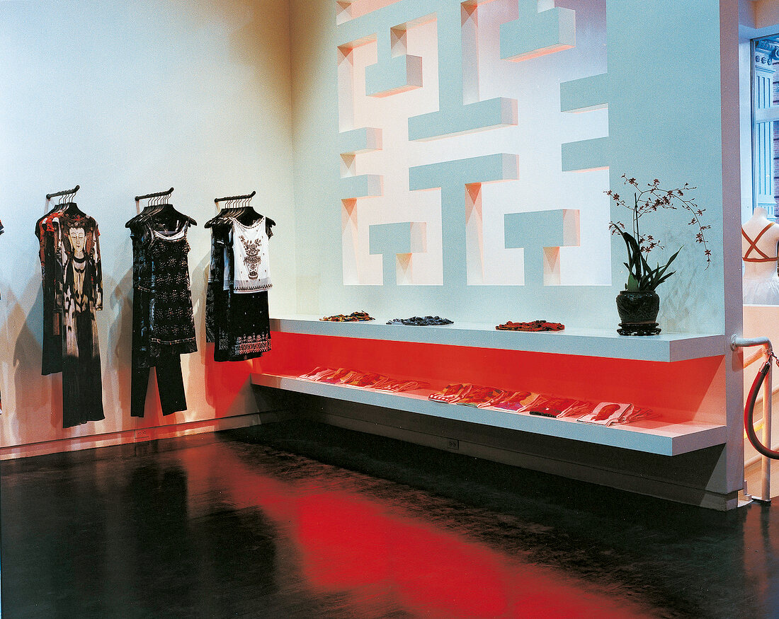 Designer Laden von Vivienne Tam aus Hong Kong (Rot-Licht-Regal)