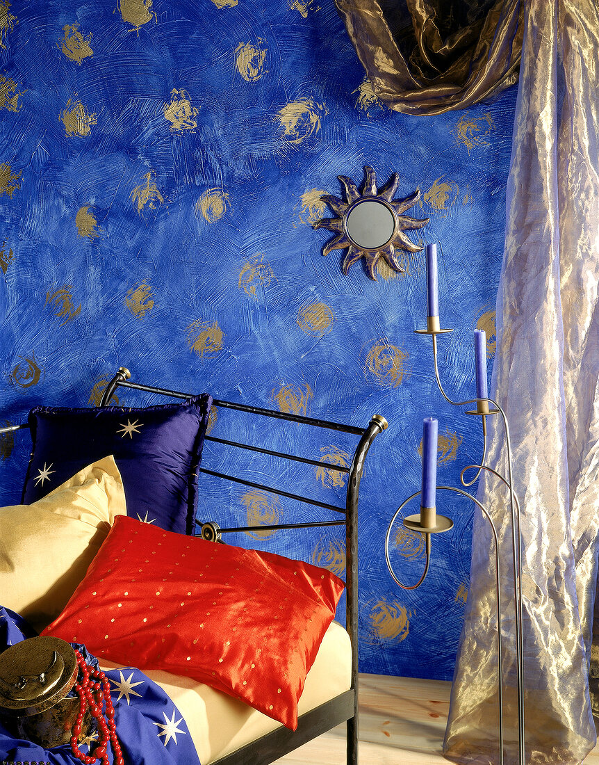 Wandbemalung in nachtblau mit GoldTupfen
