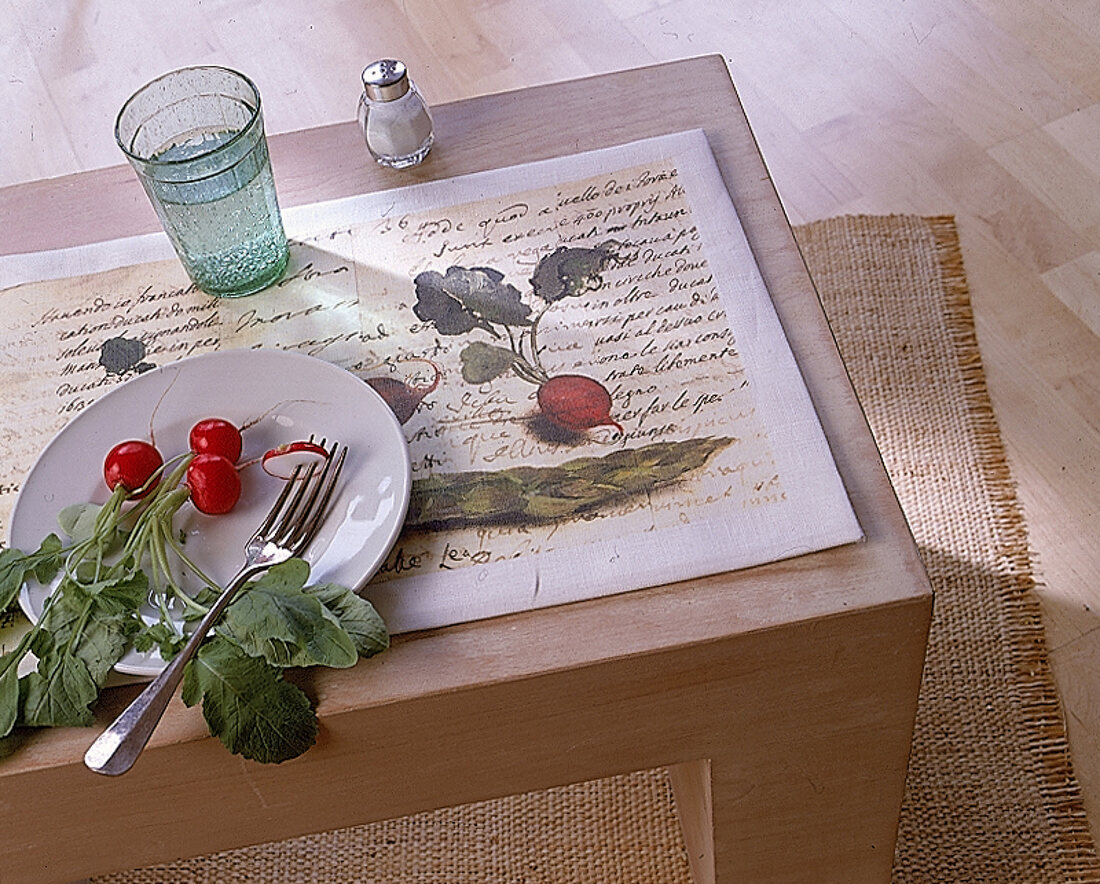Motive aus alten Kochbüchern wurden auf Stoff-Tischsets kopiert