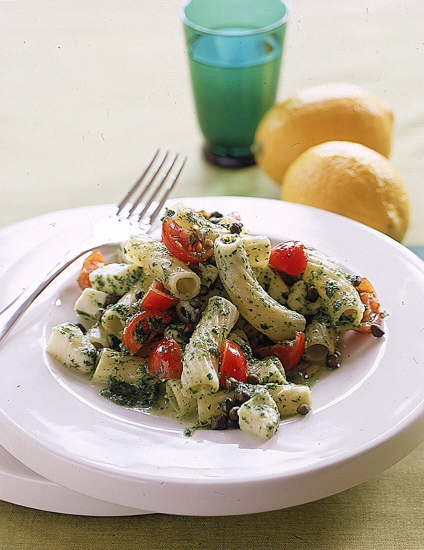 Tortiglioni mit Salsa verde und Kirschtomaten