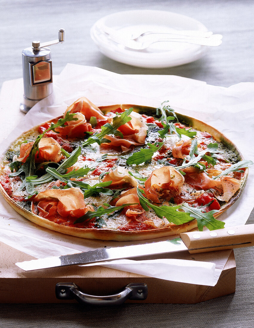 Pizza mit Parmaschinken und Rucola 