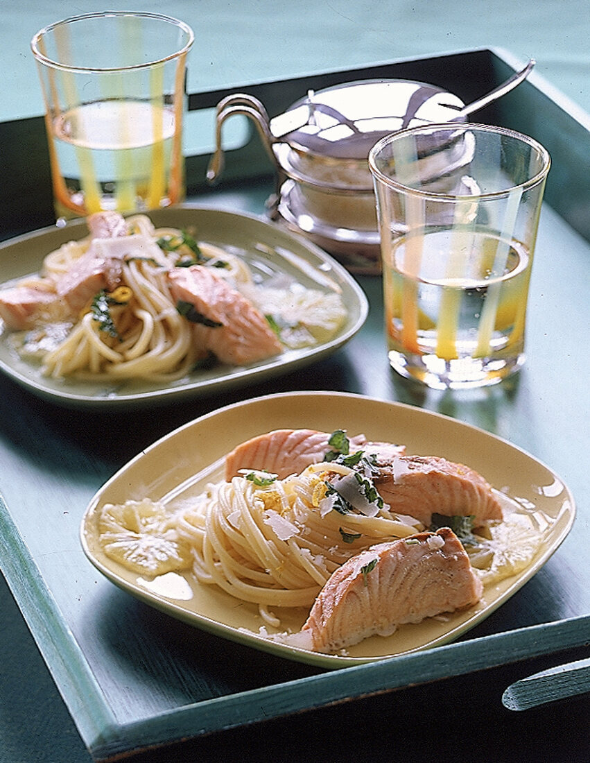 Zitronen-Spaghetti mit gegrilltem Lachs