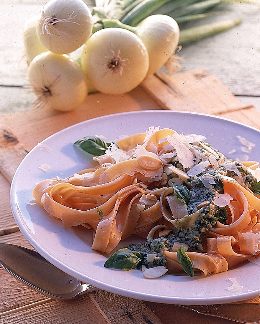 Tagliatelle mit PetersilienMandel-Pesto