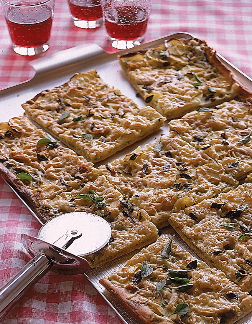 Pizza mit Kartoffeln und Pesto (Majoran und Bel Paese)