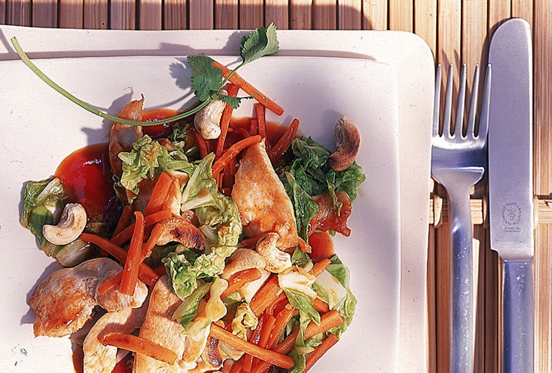 Hähnchenfleisch mit Chinakohl, Cashewkerne