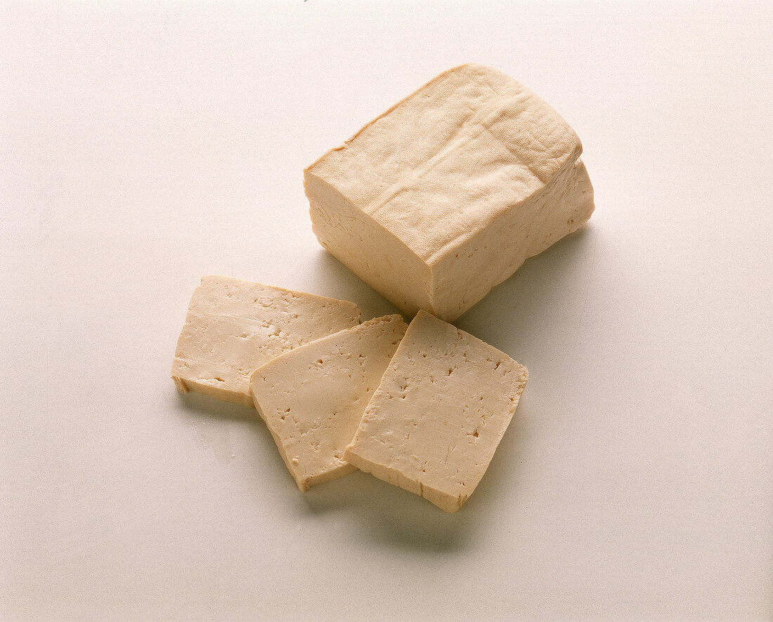 viereckiges Stück Tofu mit drei abgeschnittenen Scheiben